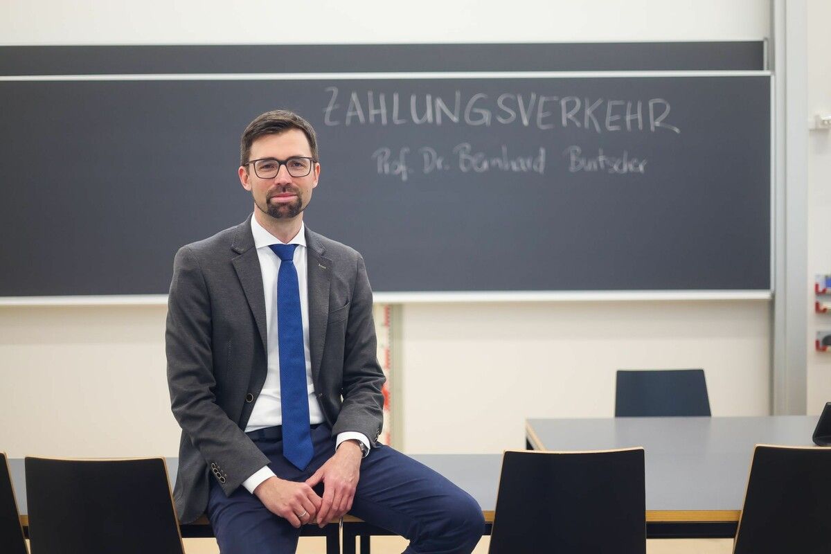 Bernhard Burtscher erforscht die rechtlichen Fragen hinter unserem Geld. ⇒VN/Steurer (4)