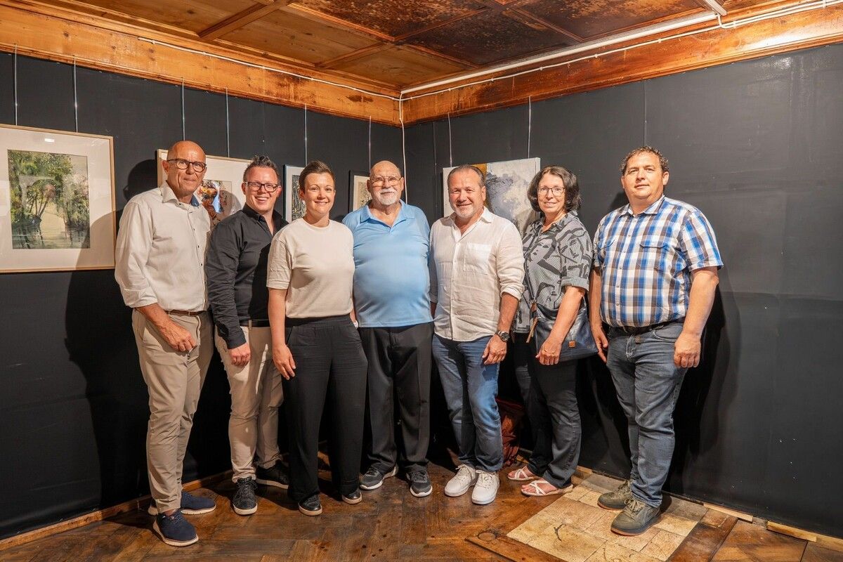 Bürgermeister Walter Gohm (Frastanz) und Simon Lins (Schnifis), Eva-Maria Hochhauser-Gams (Regio Im Walgau), Gerhard Montibeller, Bgm. Harald Witwer (Thüringen), Alexandra Schalegg (Ludesch) und Andreas Dobler (Satteins) in der Galerie K3 in Satteins. ⇒David Kathrein/Regio