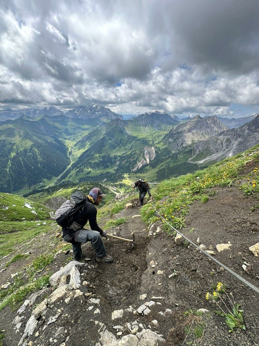 Damit Wanderwege sicher und gut begehbar bleiben, werden im Sommer zahlreiche Wegeabschnitte instand gesetzt.⇒VLK