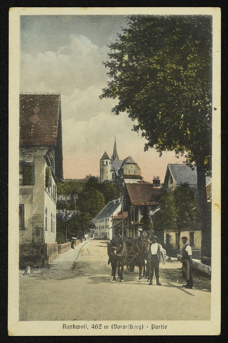 Das Gebäude links, der Gasthof Hirschen, war vor dem Bahnbau das letzte Haus in dieser Straße. ⇒Ansichtskartensammlung Richard Huter/Vorarlberger Landesbibliothek