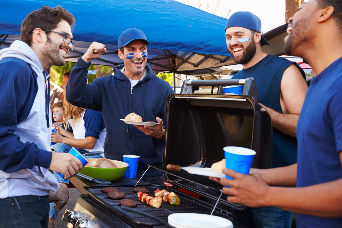 Das Grillen auf dem Parkplatz vor einem großen Stadion hat bei den US-Amerikanern eine lange Tradition.⇒apa