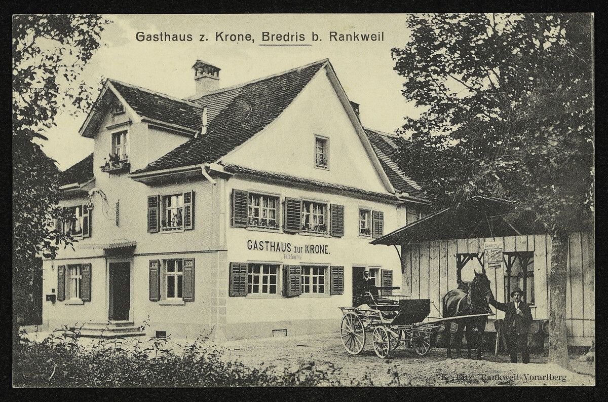 Das „Krönele“ in Brederis fungierte lange Zeit als Zolleinnahmestelle und wurde deshalb auch „Batzahüsli“ genannt. 1994 wurde das Gebäude abgebrochen.⇒Ansichtskartensammlung Richard Huter, Sammlung Rhomberg/Vorarlberger Landesbibliothek