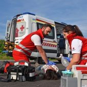Retter des Roten Kreuzes im permanenten Hitzeeinsatz