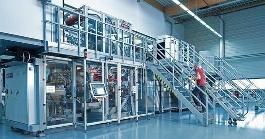 Das Unternehmen gilt als Technologieführer in Entwicklung, Bau und Service von Kunststoffmaschinen.⇒ Soplar/PD