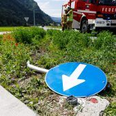 Alkolenker prallt mit Motorrad ­gegen Verkehrszeichen