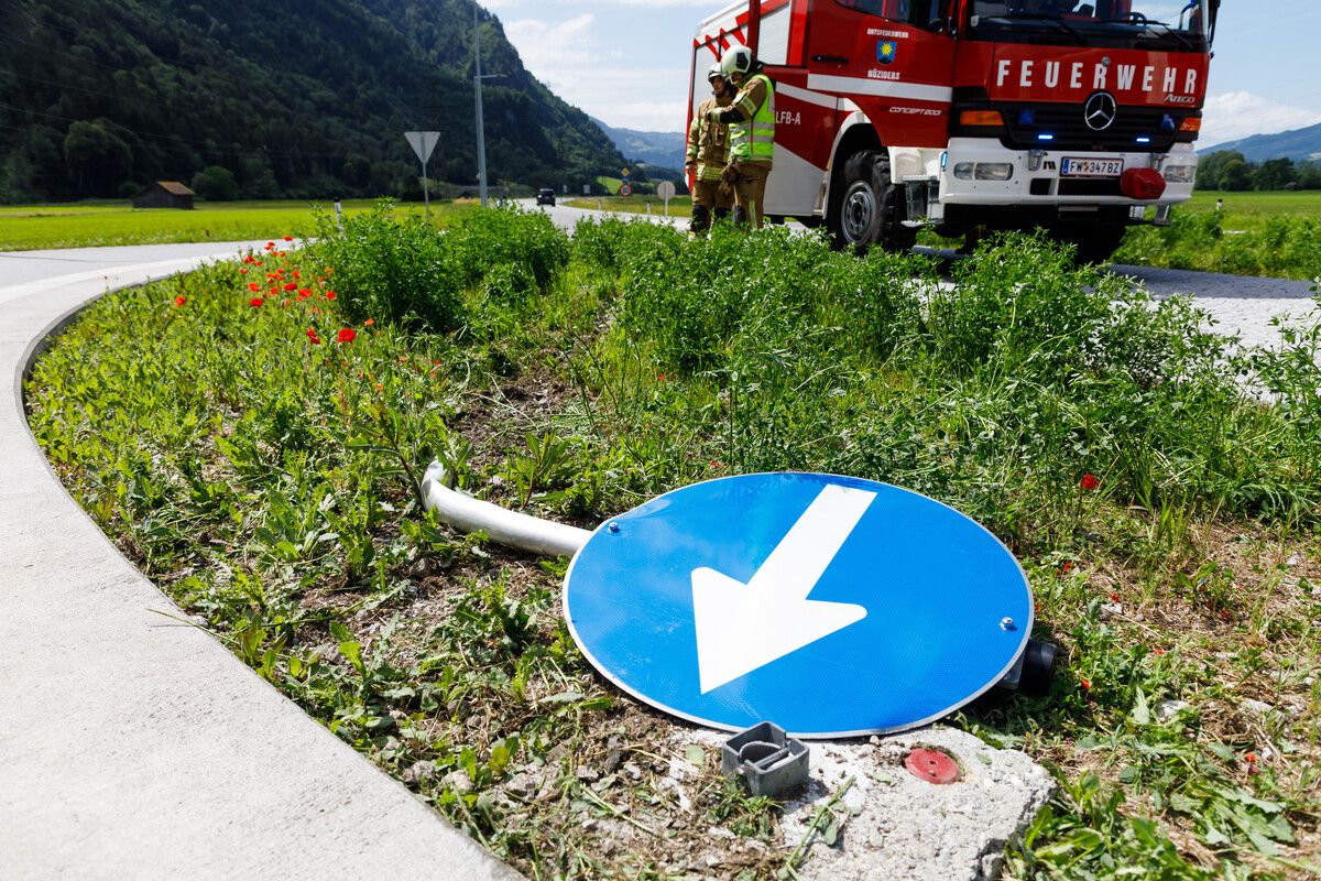 Das Verkehrszeichen wurde bei der Kollision aus der Verankerung gerissen.