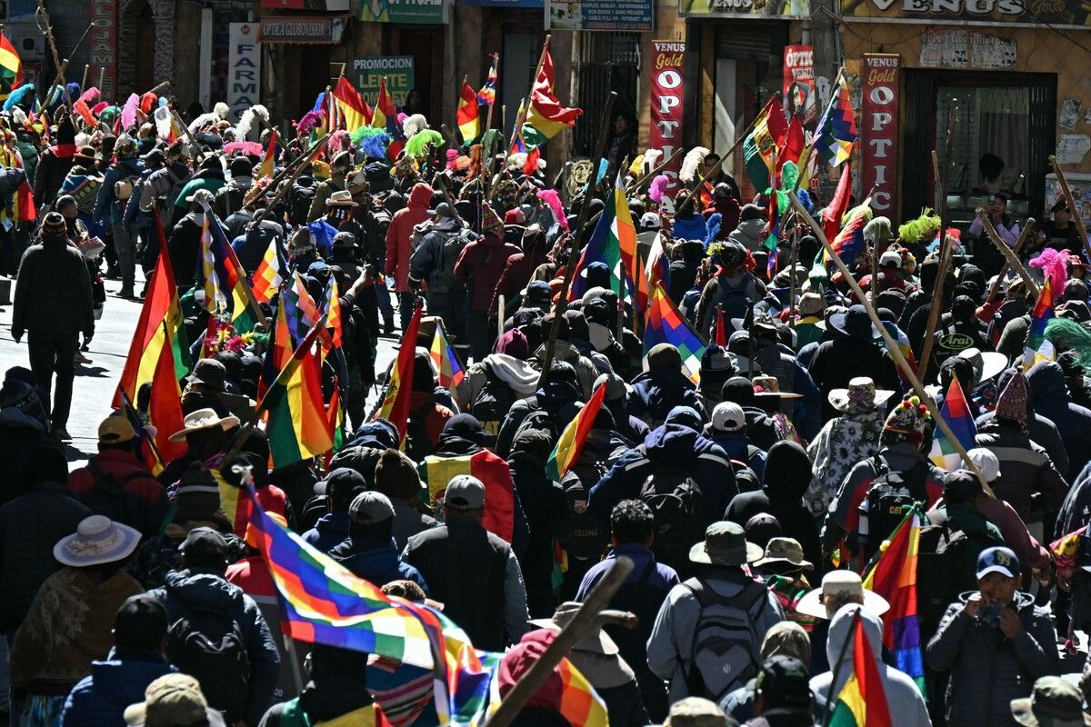 Demonstranten mit Fahnen und Holzstöcken protestieren in La Paz gegen die Regierung des bolivianischen Präsidenten Rodrigo Paz Pereira.
