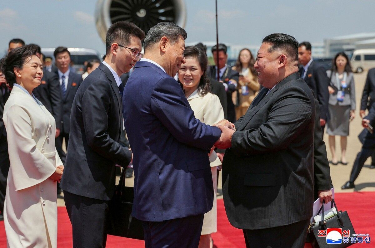 Demonstrierten Einigkeit: Xi Jinping und Kim Jong-un (r.).⇒AFP