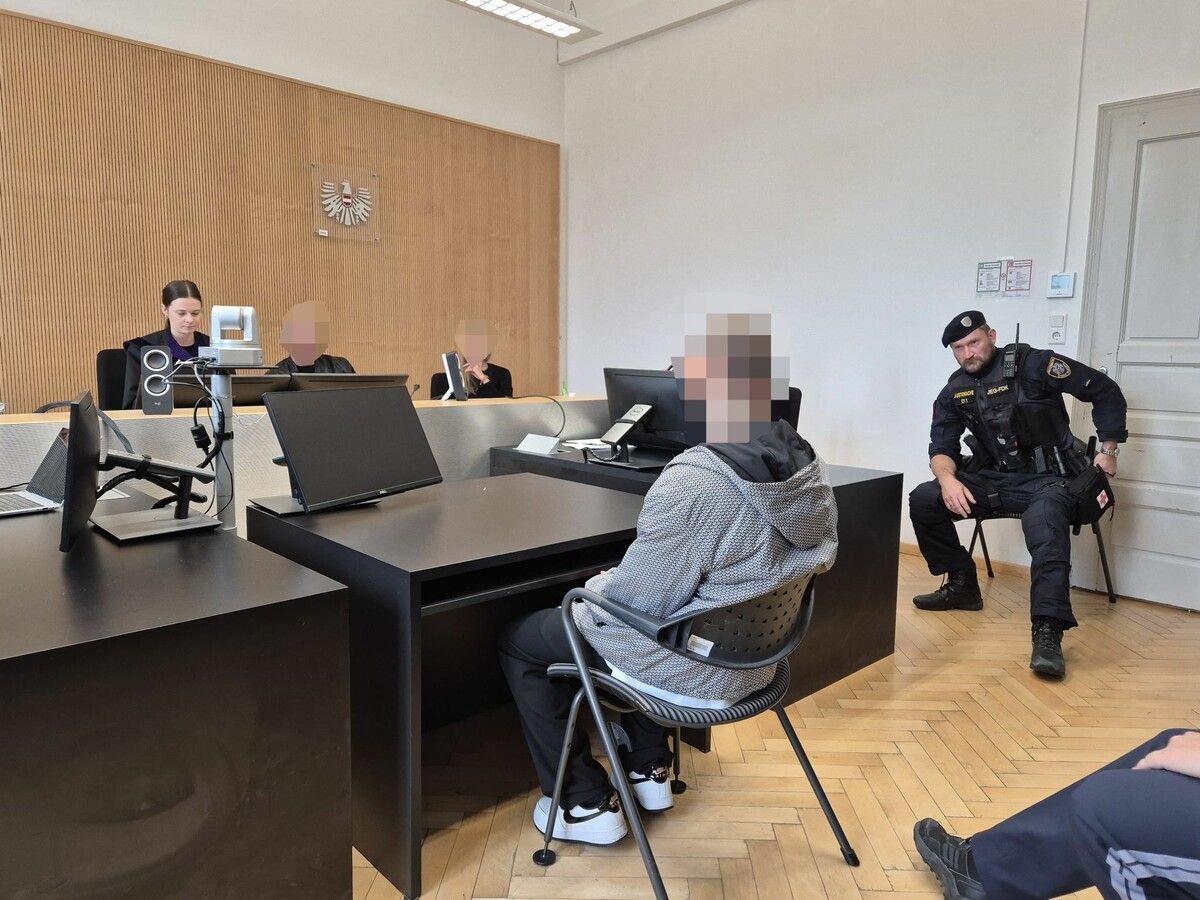 Der Angeklagte bei der Verhandlung am Landesgericht Feldkirch.⇒Eckert