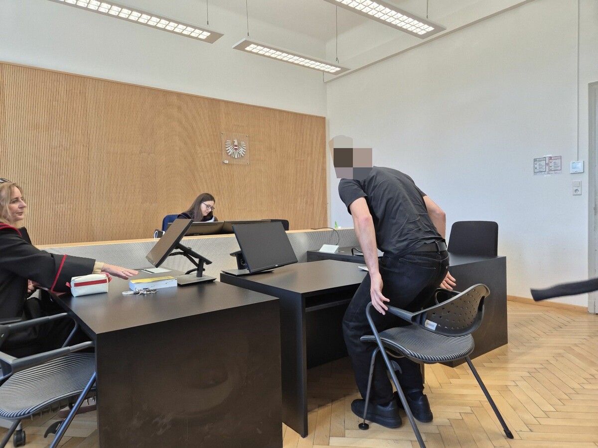 Der Angeklagte nimmt vor Richterin Sabrina Tagwercher Platz.⇒Eckert
