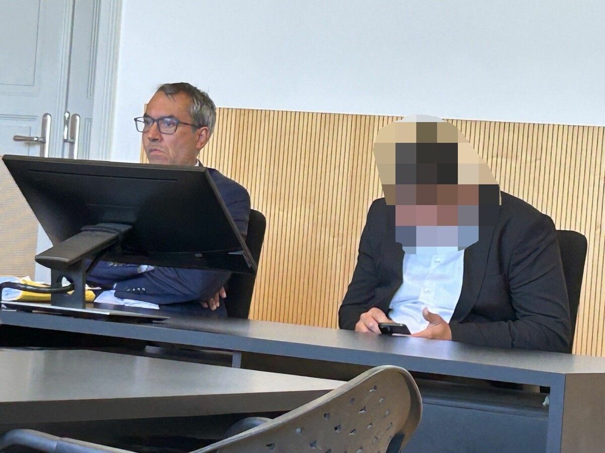 Der Beklagte (r.) bei der jüngsten Tagsatzung am Montag mit seinem Rechtsvertreter Anwalt Sanjay Doshi.⇒VN
