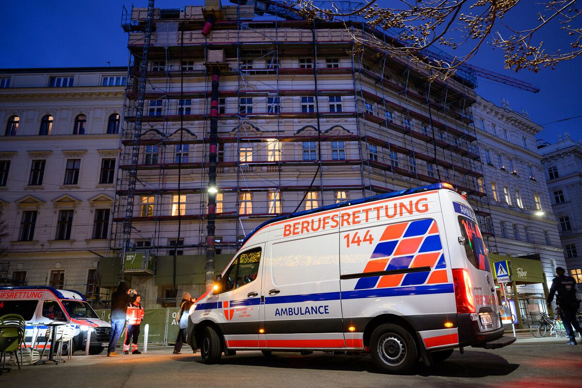 Der Bub wurde nach dem Sturz von der Wiener Berufsrettung ins Krankenhaus gebracht.⇒symbolbild/apa