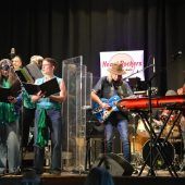 Rockband und Chor machen Musik für den guten Zweck