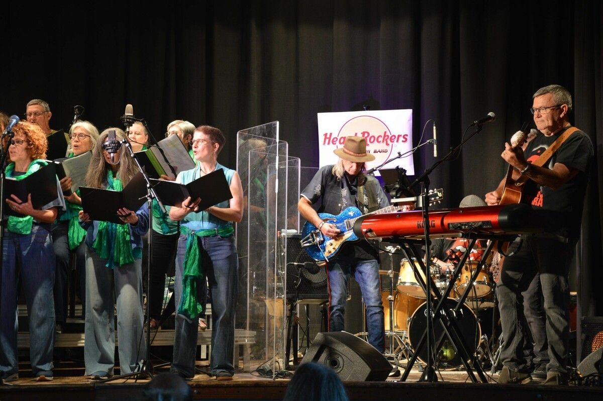 Der Chor und die Band präsentierten ein abwechslungsreiches Programm.⇒Joanna Sinclair
