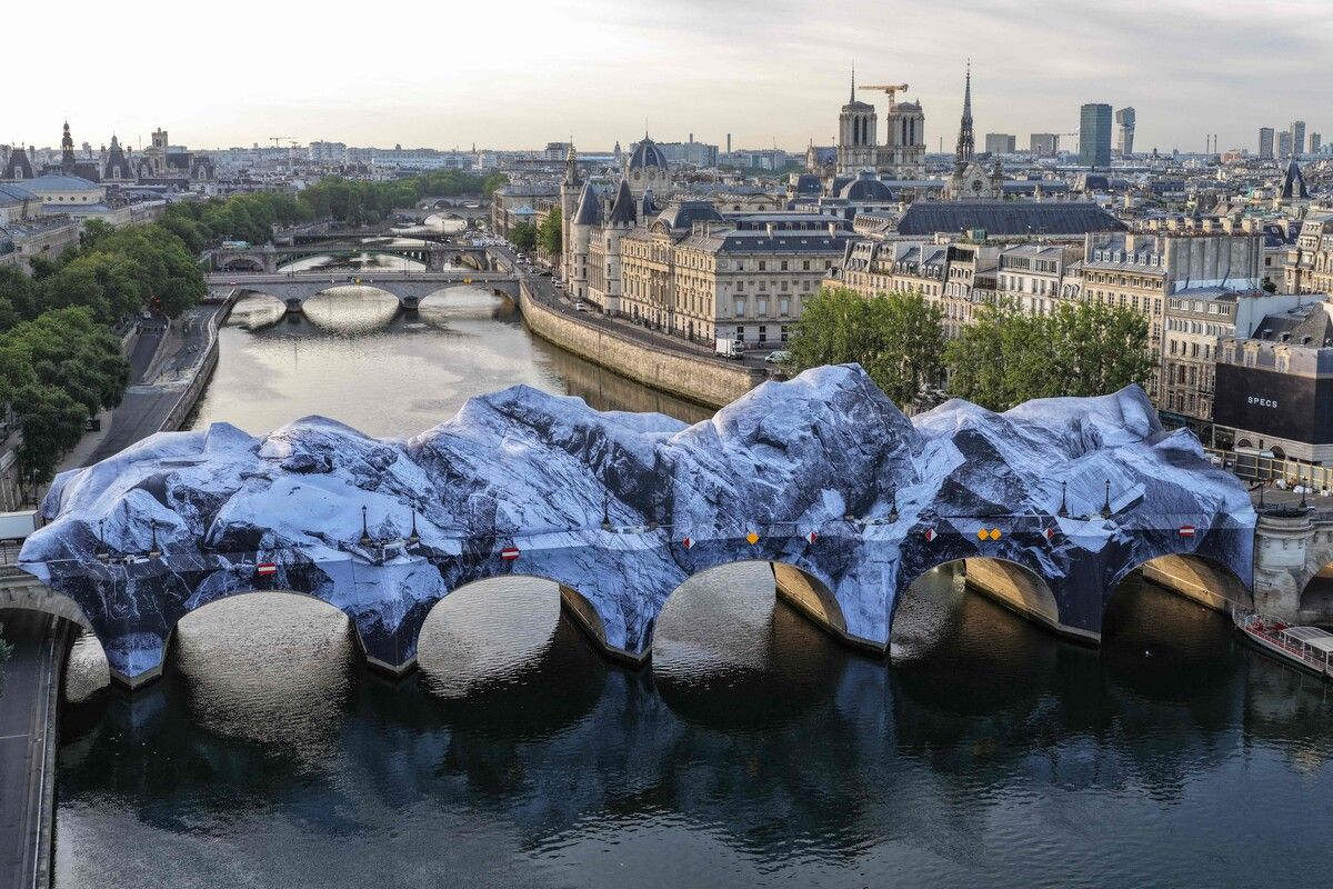 Der französische Künstler JR verwandelte die Pariser Brücke Pont Neuf in eine monumentale Höhle aus Stoff - eine Hommage an das Künstlerpaar Christo und Jeanne-Claude. AFP (5)