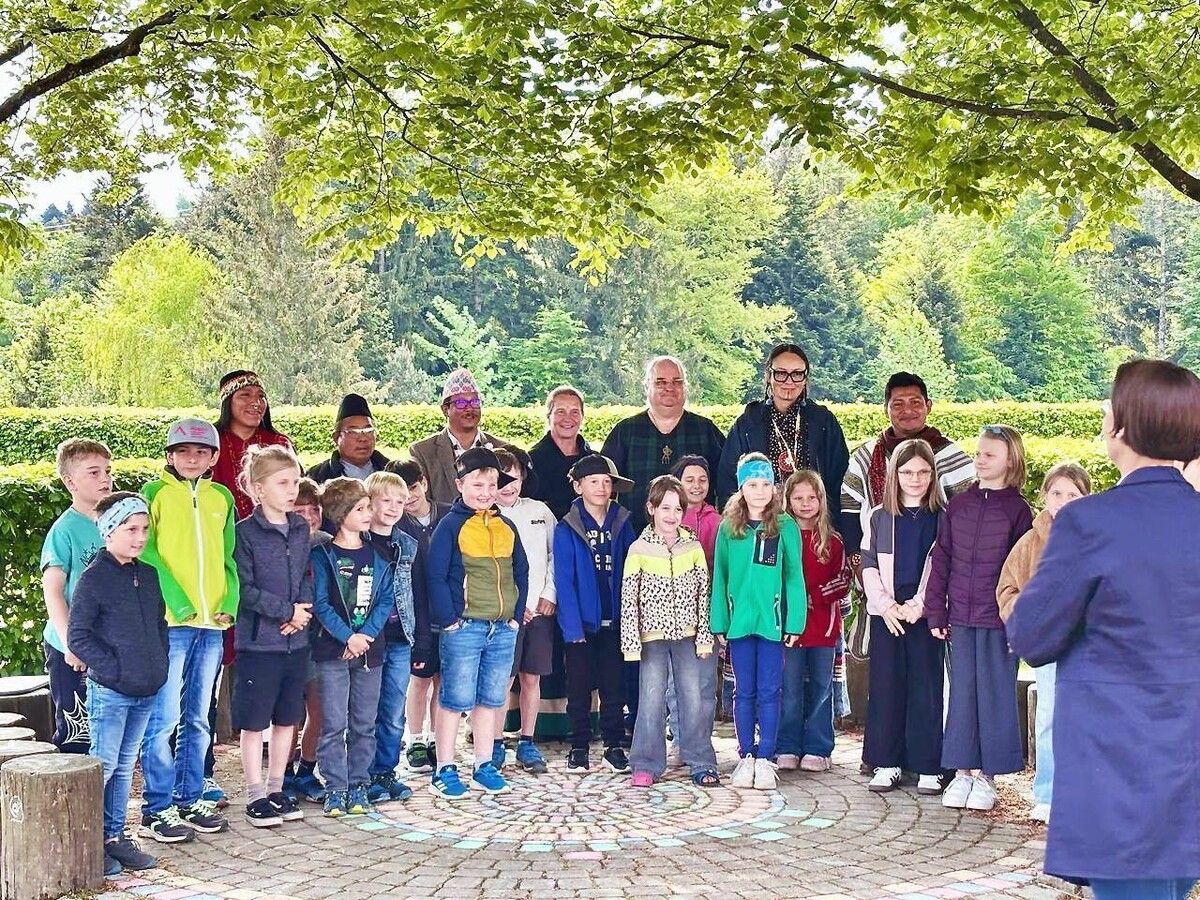 Der Garten der Volksschule Buch als „globaler“ Treffpunkt.⇒mst (3)
