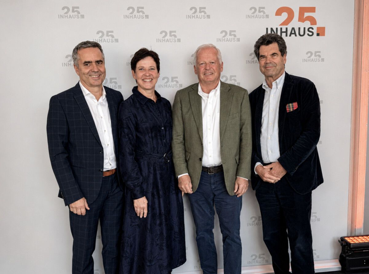 Der Geschäftsführer der Inhaus-Gruppe, Robert Küng mit Claudia sowie die Vertreter der Gesellschafter Nick Huber und Marbod Lingenhöle bei den Feierlichkeiten.⇒Sigrid Juen