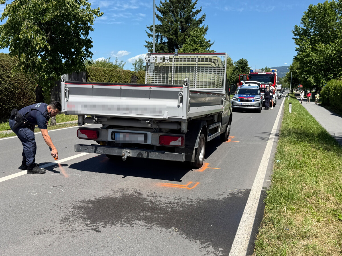Der Motorradfahrer prallte gegen das Heck des Transporters.⇒vol.at/Vlach
