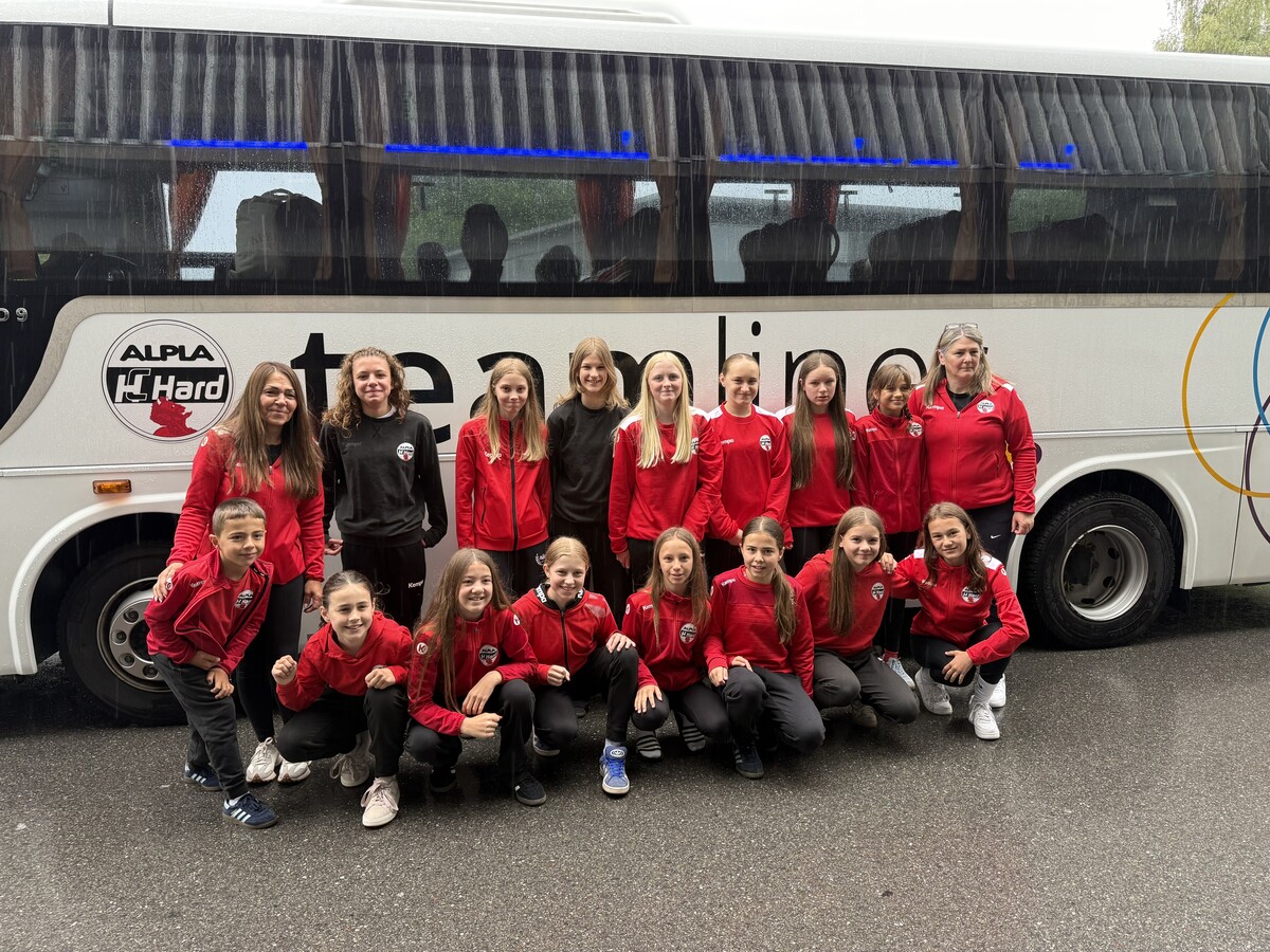 Der Nachwuchs auf großer Fahrt: Das Harder U12-Team vor der Abreise.⇒Verein