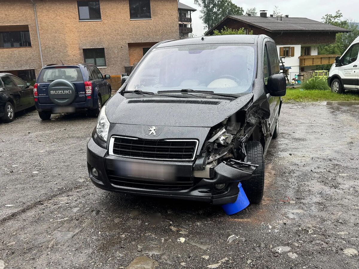 Der Unfall ereignete sich auf einer regennassen Straße im Bereich Schluh in Egg Großdorf. ⇒VOL.AT/Waanders (2)