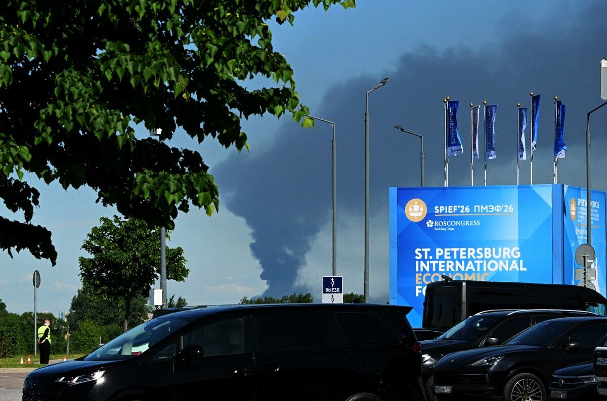 Dicke Rauchwolken zogen über St. Petersburg.⇒AFP