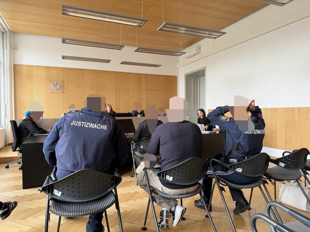 Die angeklagte Justizbeamtin und der Zweitangeklagte vor dem Schöffensenat.⇒wer