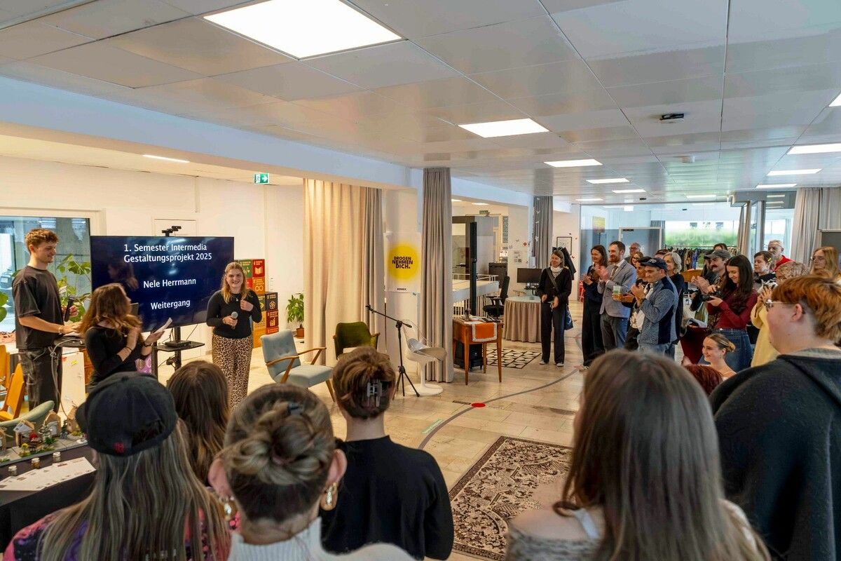 Die Ausstellung „Bahnhofstraße – Wo Gewohntes sich verwandelt“ zeigt seit 12. Mai kreative Arbeiten von Intermedia-Studierenden im WirkRaum der Caritas.⇒lcf
