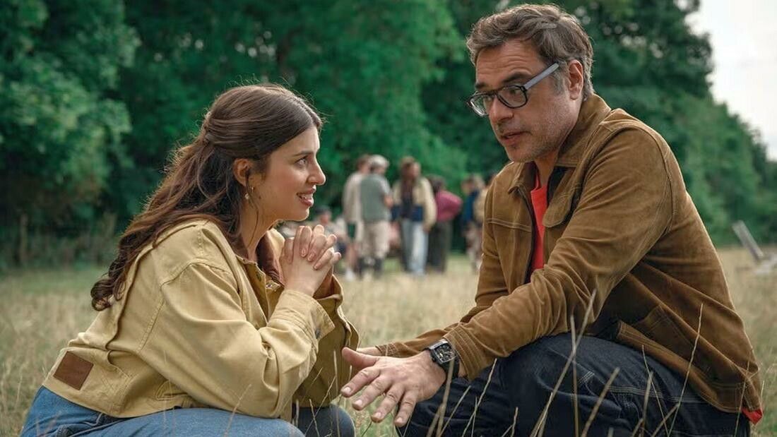 Die Beziehung eines Mannes zu der deutlich jüngeren Tochter seiner besten Freundin sorgt für Spannungen und Konflikte.⇒Hulu/Disney+