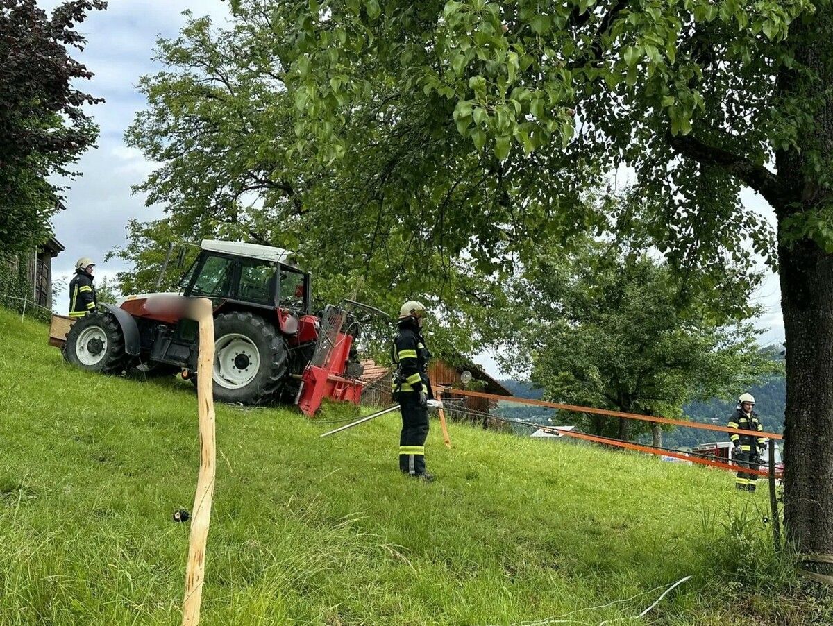 Die Feuerwehr Buch sicherte den Lkw mit einem Traktor.