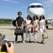 Dirndl, Designerlooks und Flugzeuge