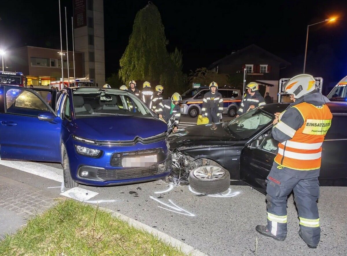 Die Frau stieß entgegen der vorgeschriebenen Fahrtrichtung gegen ein weiteres Fahrzeug. Sie und zwei weitere Personen wurden verletzt.⇒Dietmar Mathis (2)