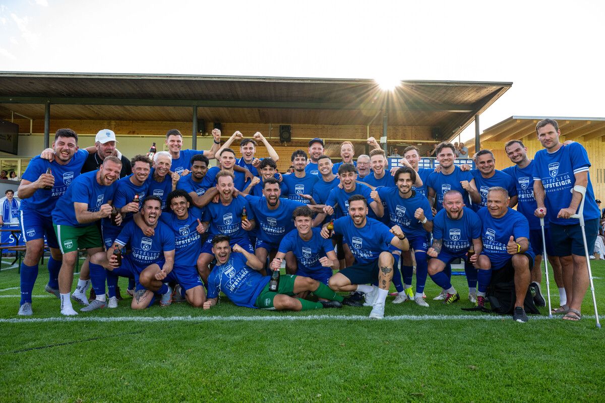 Die Freude über den historischen Moment kannte keine Grenzen. Noch lange wurden die erfolgreichen Kicker des SV Lochau am Samstagabend von ihren vielen Fans gefeiert.⇒Serra