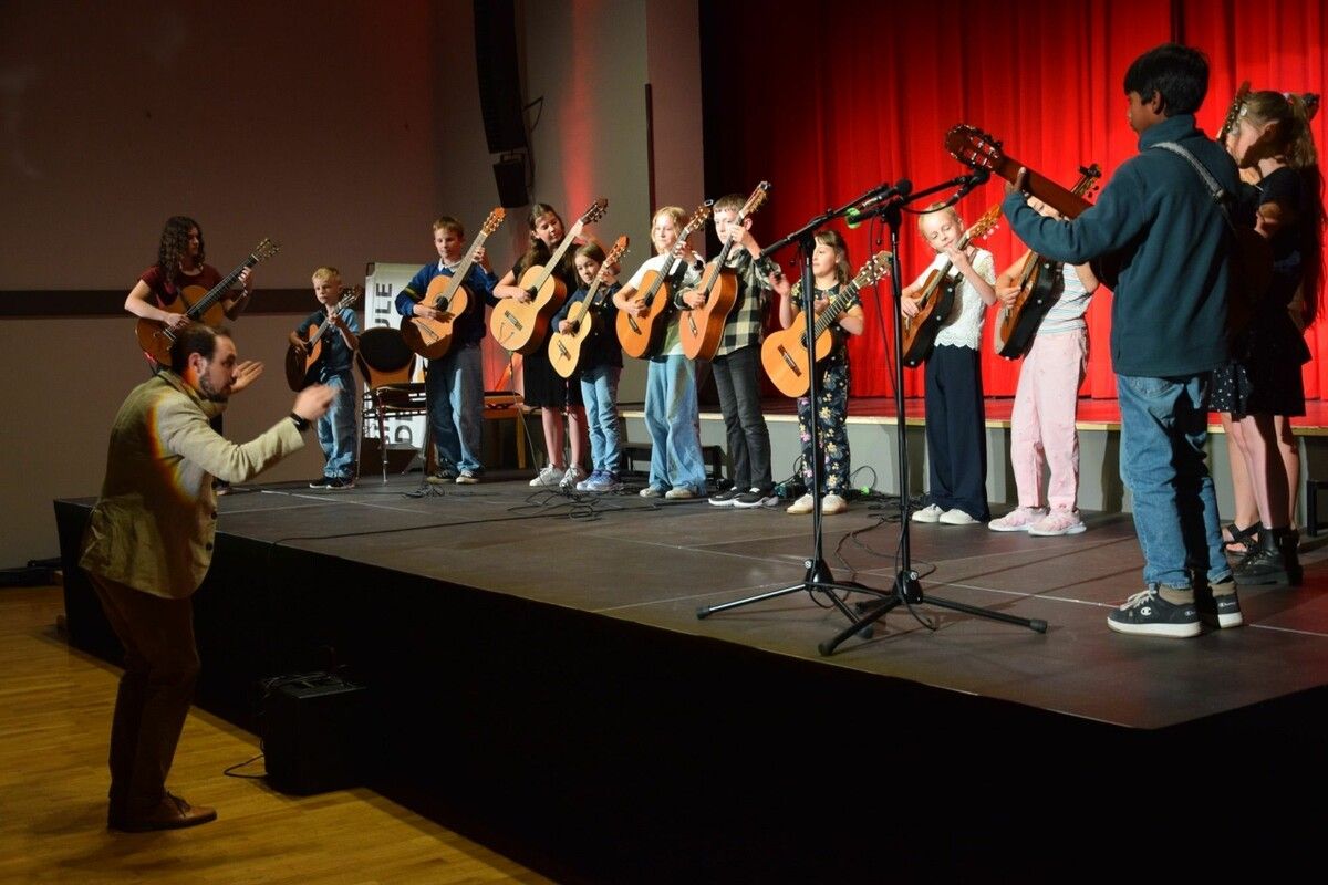 Die Gitarrenklasse begeisterte beim Schlusskonzert der Musikschule Bludenz das Publikum. ⇒SCO