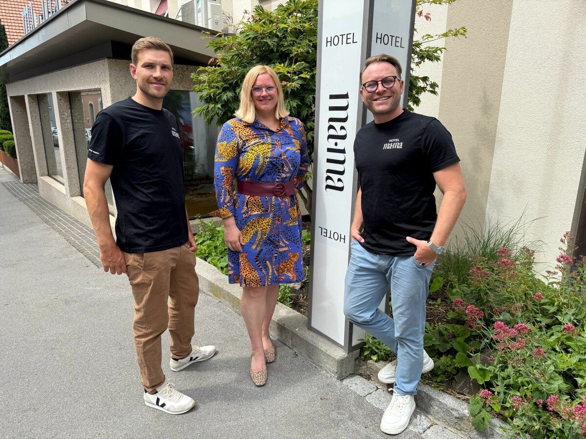 Die Hoteldirektorin Dora Schneider mit den Eignern Matthias Brändle (l.) und Manuel Hehle luden zur feierlichen Eröffnung.⇒Franc