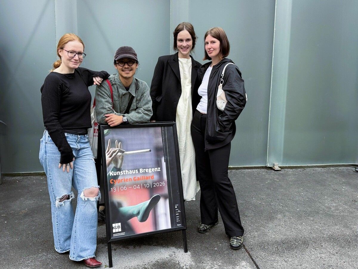 Die Kunststudenten der Klasse Gaillard der HFBK Hamburg Anna Pelz, Pohan Chiu, Marie Staack und Stina Stühmer kamen zur Vernissage nach Bregenz. ⇒SIE