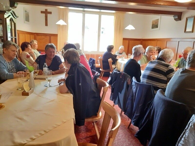Die Mitglieder des PVÖ Lustenau verbrachten gesellige Stunden bei der Backhendl-Partie im Frühlingsgarten.⇒ Pensionistenverband Lustenau