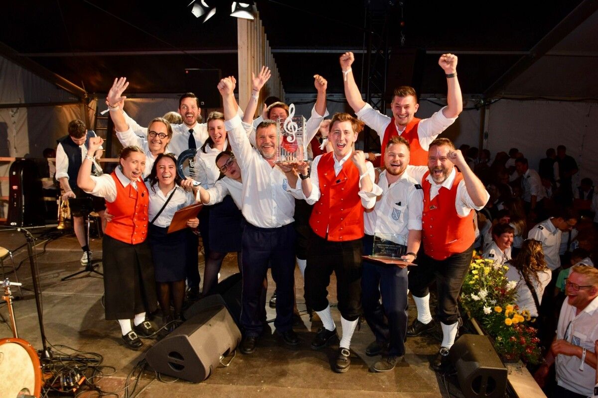 Die Musikvereine aus Lauterach und Bizau im Freudentaumel nach dem Landessieg.⇒sco