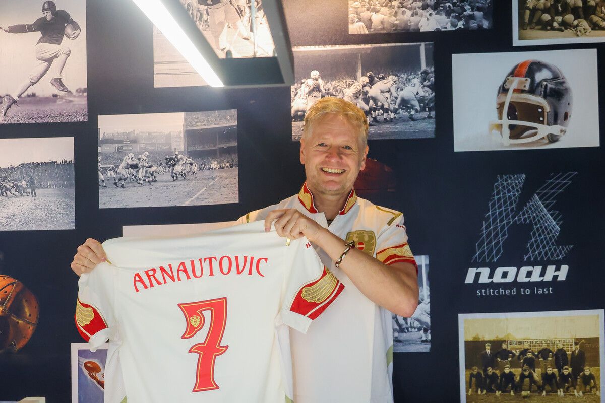 Die Nummer sieben gehört im österreichischen Nationalteam Marko Arnautovic: Benjamin Pfanner zeigt das kaiserliche Trikot mit der Nummer des ÖFB-Rekordspielers.⇒Steurer
