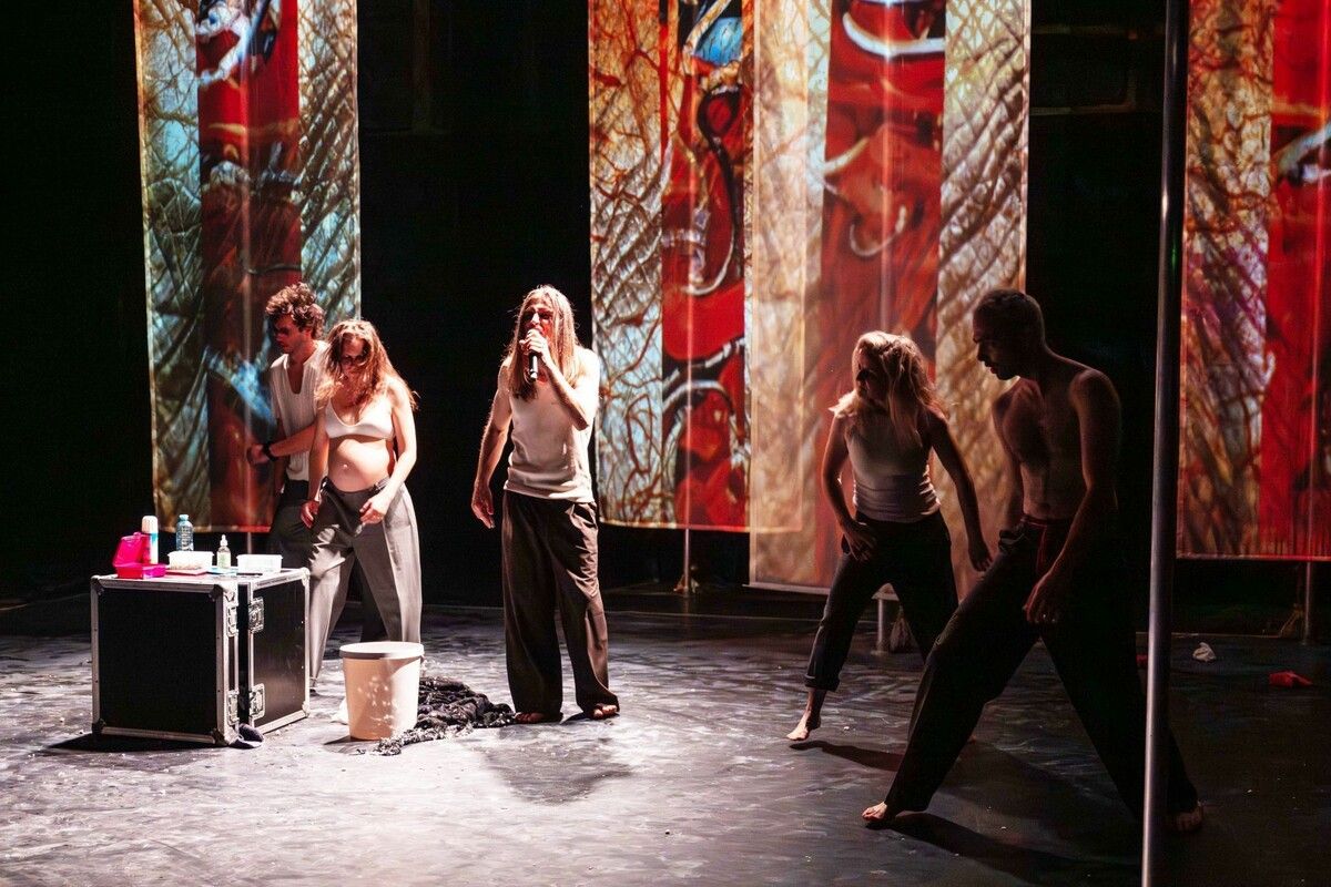 Die Produktion zeigt, dass das aktionstheater ensemble zu den relevantesten Theatergruppen zählt.⇒Maximilian Lottmann