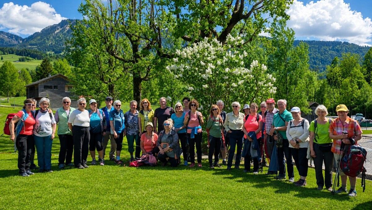 Die Teilnehmer genossen bei Sonnenschein die Wanderung zu den Brühl-Wasserfällen und entlang der Wälderbahntrasse.⇒ Kneipp-Aktiv-Club Rankweil