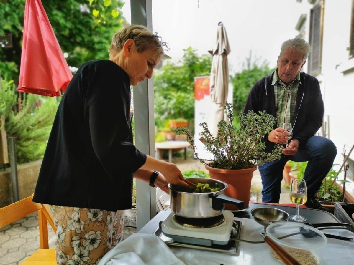 Die Teilnehmerinnen und Teilnehmer bereiteten die Speisen gemeinsam zu und tauschten dabei Gartentipps aus.⇒cth (6)