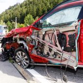 Pkw kollidiert mit Lkw: 26-Jährige verletzt