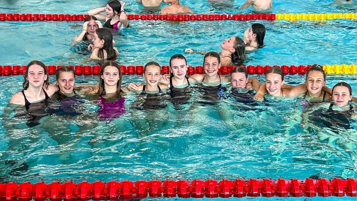 Die zehn Mädchen der SMS Hohenems holten sich bei der Bundesmeisterschaft der Schulolympics im Schwimmen den dritten Platz. ⇒Jank