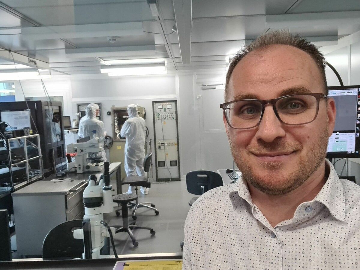 Dohnal im Reinraum am Forschungszentrum Mikrotechnik der FHV.