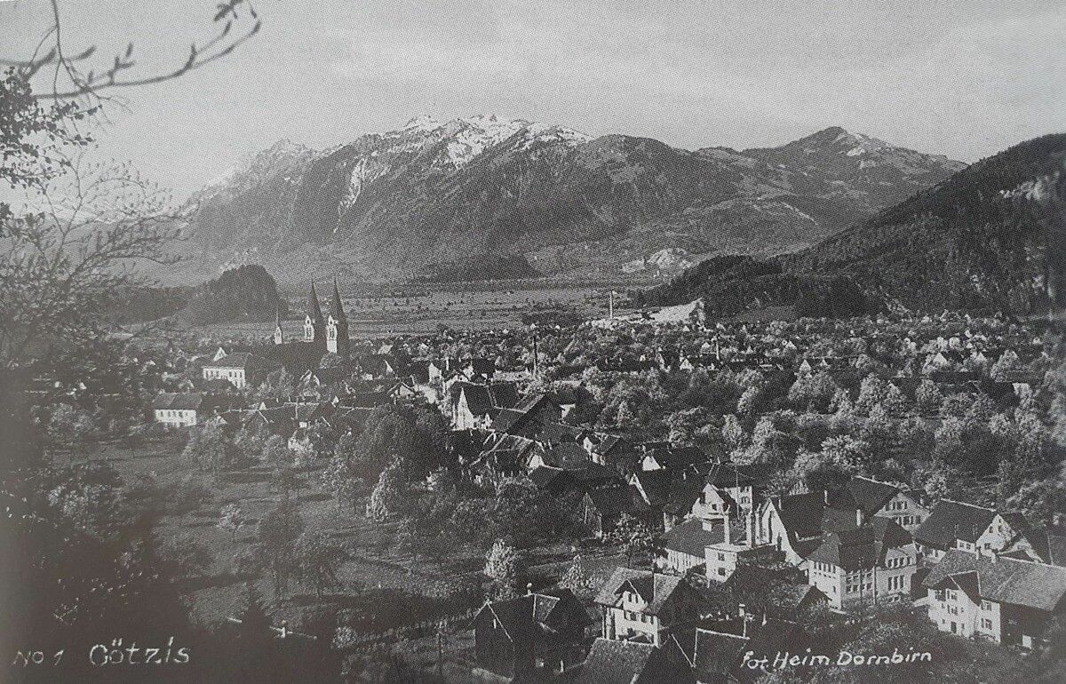 Dorfansicht Götzis, im Vordergrund Strumpffabrik Mayer im Gasthof Hirschen um 1965. Gemeindearchiv Götzis