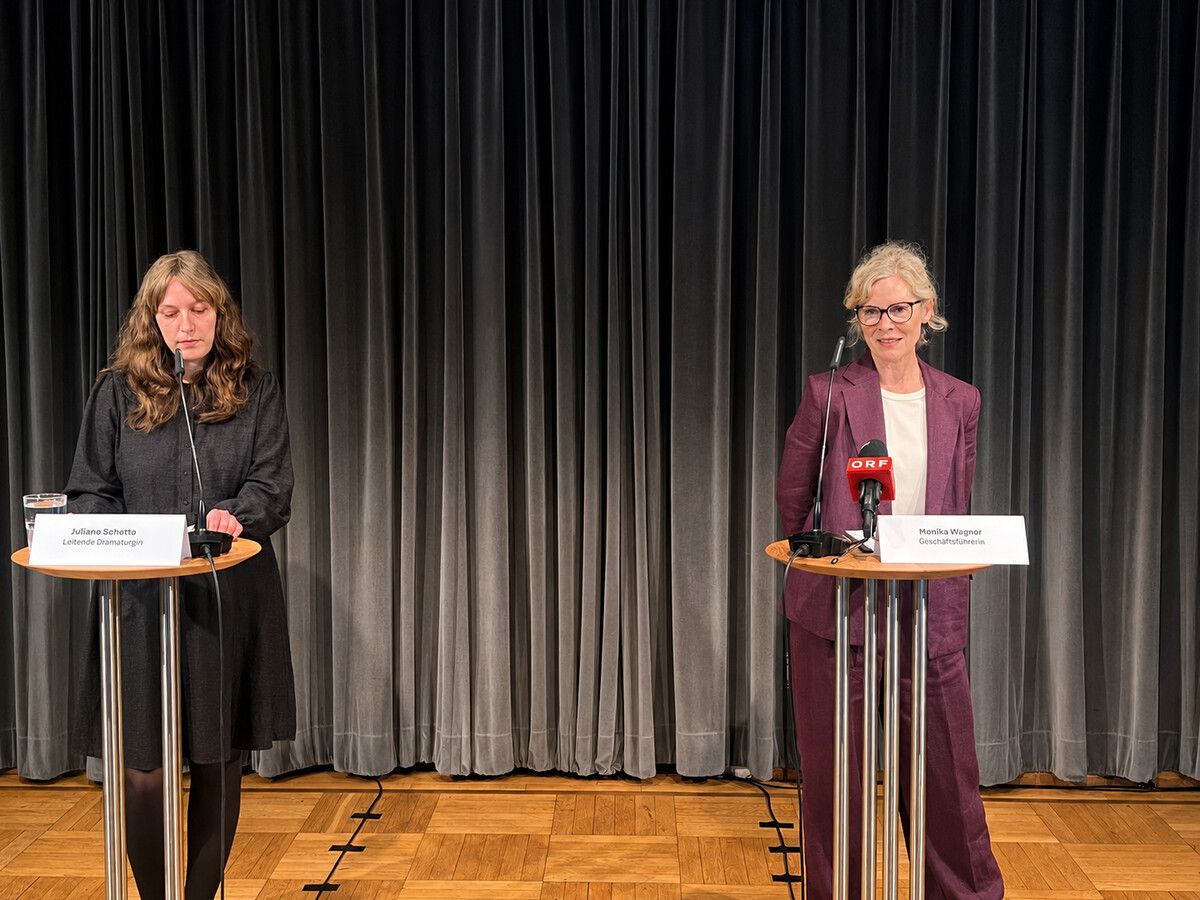 Dramaturgin Juliane Schotte und KuGes-Geschäftsführerin Monika Wagner präsentierten das Programm der neuen Spielzeit. ⇒VN/ama