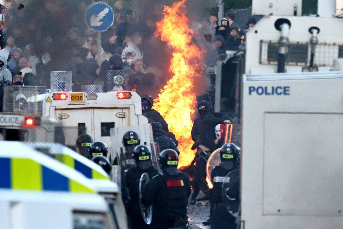Dutzende vermummte Randalierer  setzten Fahrzeuge in Brand.⇒AFP