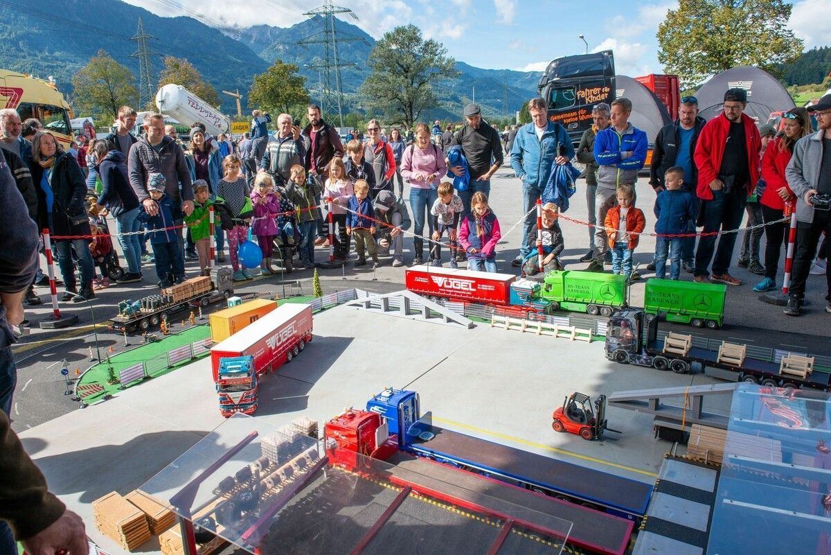 Ein Familienprogramm ergänzt die Truckshow.⇒ vögel