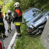 30-Jähriger kracht mit Sportwagen gegen Mauer