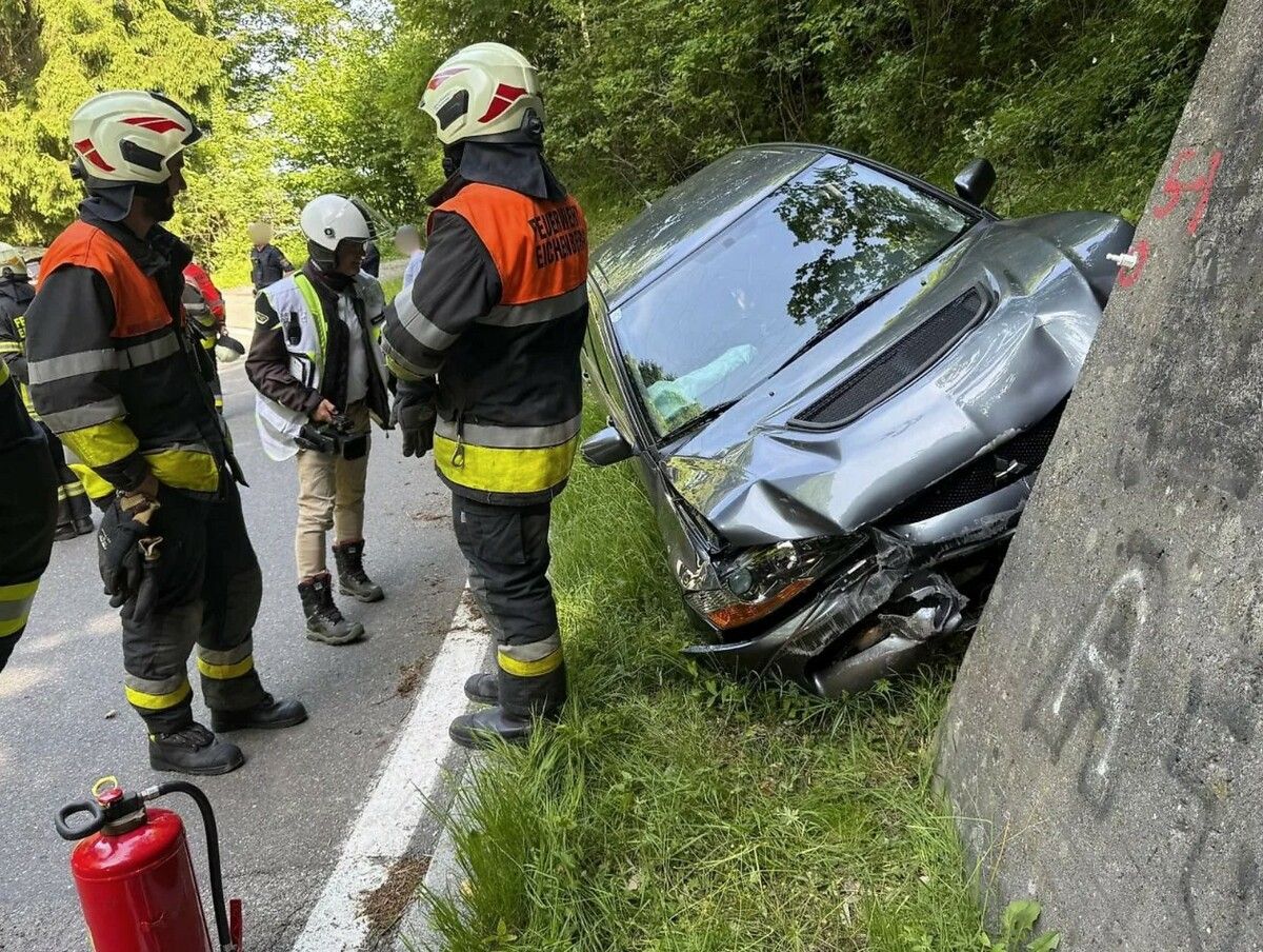 Ein Mitsubishi Lancer kam in Eichenberg von der Straße ab. ⇒Ronny Vlach